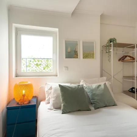With A Cozy Private Terrace Specially At Night Apartament Lizbona