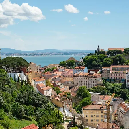 With A Cozy Private Terrace Specially At Night شقة Lisboa